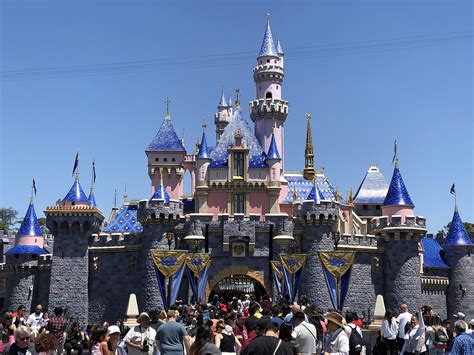 Disneyland Resort - Wikipedia