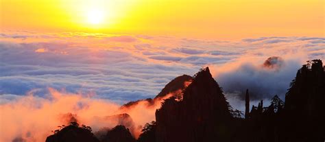 Watch Huangshan Sunrise While Hiking the Yellow Mounatin 2025