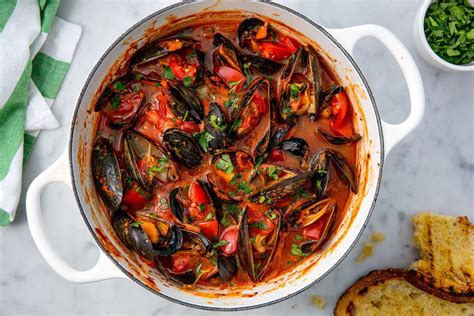 Best Steamed Mussels in White Wine Recipe - How to Cook Mussels with Tomatoes and Garlic