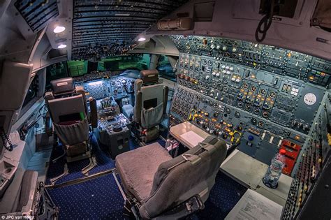 Pilot captures Boeing 747 cockpit in stunning photo series | Daily Mail ...