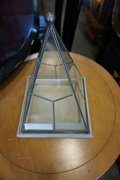 GLASS PYRAMID DECORATION - Big Valley Auction