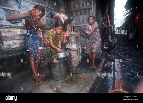 Children in the slums of Dhaka Bangladesh Stock Photo - Alamy