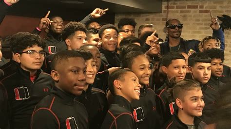 Snoop Dogg visits kids football team at SA restaurant | kens5.com