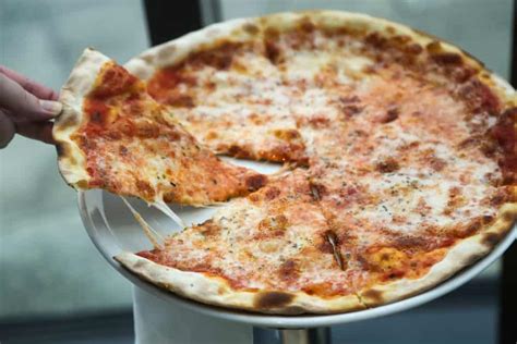 What is New York Style Pizza? (Why it’s So Different?)