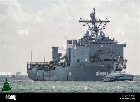 Whidbey island class dock landing ship hi-res stock photography and images - Alamy