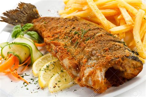 Plat de poisson - poisson frit, des frites françaises et légumes