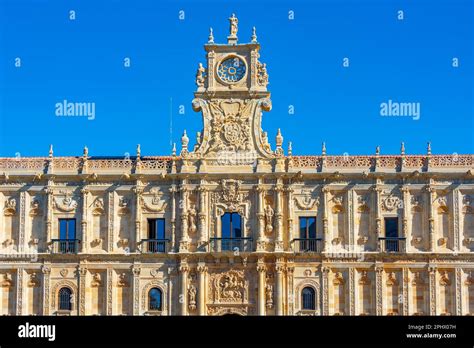 Parador de Leon building in Spanish town Leon Stock Photo - Alamy