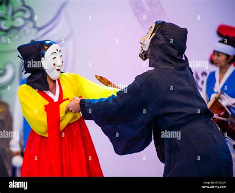 Actors performing the traditinal Korean Maskdance at Andong South Korea Stock Photo - Alamy