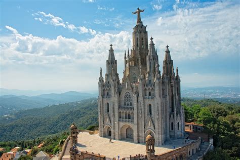 Download wallpaper for 2560x1440 resolution | Spain, Barcelona, church ...