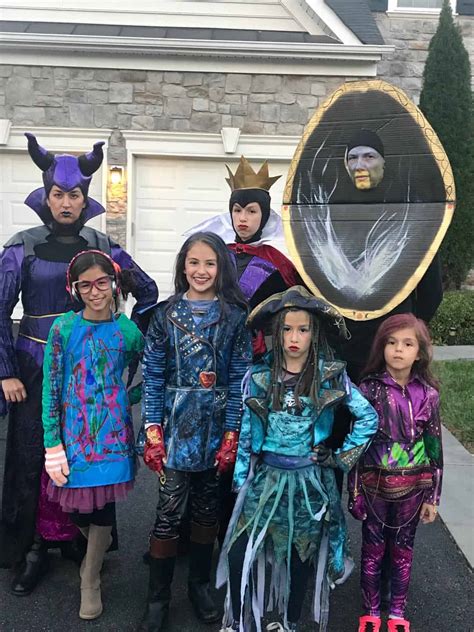 Family Disney Descendants Costumes - Lola Lambchops