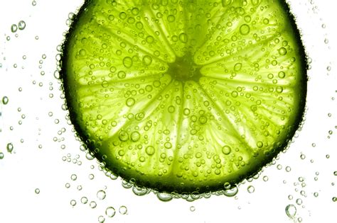 lime slice in water - Pin & Tonic