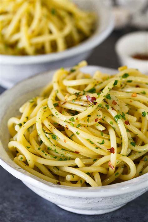 Fried Garlic and Red Pepper Olive Oil Pasta (Pasta Aglio E Olio) | Table for Two | Bloglovin’