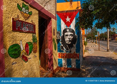 Grunge Graffiti Portrait of Che Guevara and Cuba Flag on the Wall. Varadero. Cuba Editorial ...