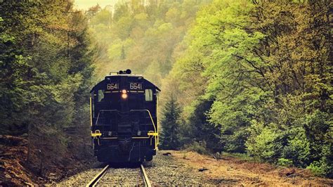 8 Best Fall Foliage Train Rides - Fall Leaf Peeping Train Tours