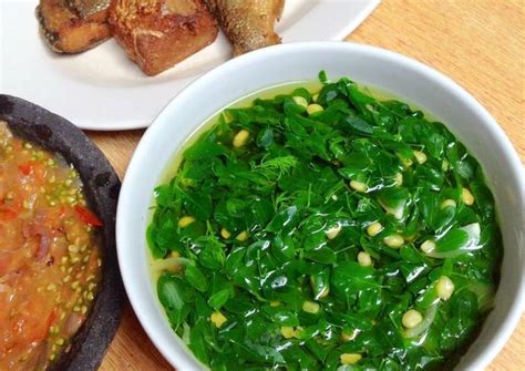 Resep Sayur bening daun kelor oleh husnulyas - Cookpad