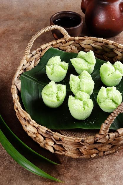 Premium Photo | Kue mangkok pandan or kue apem indonesian traditional ...