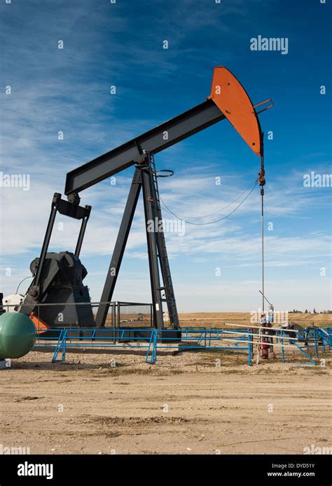 Oil field pumpjack hi-res stock photography and images - Alamy