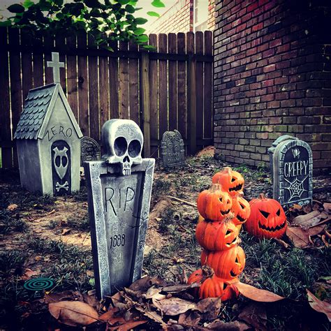 DIY animated tombstones | Cosas de halloween, Decoración halloween ...