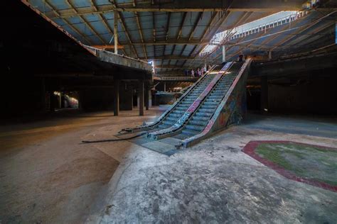 an abandoned mall (LIMINAL SPACES) : r/LiminalSpace