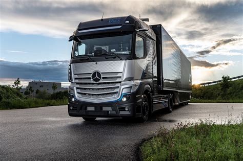 Daimler Trucks begin rigorous testing of its fuel-cell truck - FleetPoint