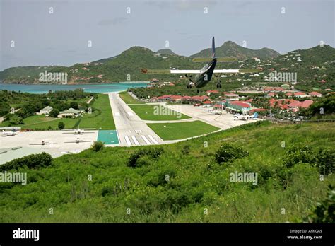 Twin Otter landing on short St Barts airport runway Stock Photo - Alamy