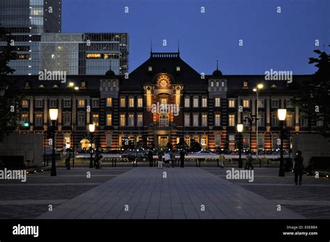 Tokyo station night view Stock Photo - Alamy