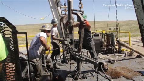 Drilling Foreman - Roughnecks at Work 👦💪 Drilling Rig Pipe Connection