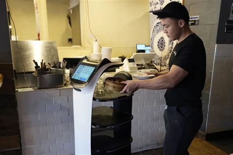 Are Robot Waiters The Future? Some Restaurants Think So - Bermuda Real