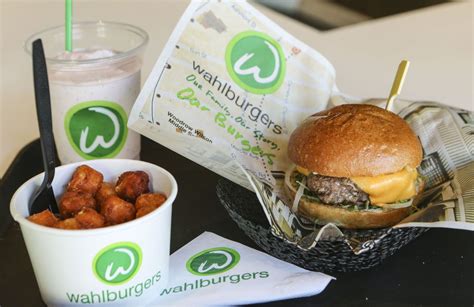 Mark Wahlberg's hamburger restaurant opens in Palo Alto