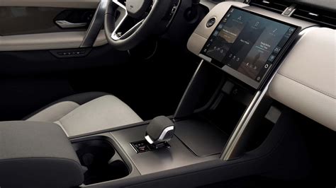 2024 Land Rover Discovery Interior - Rae Leigha