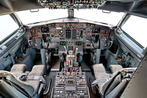 1988 Boeing 737-300 Cockpit : cockpits