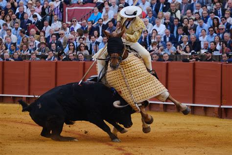 Del toro al infinito: Feria de Sevilla. Un gran espectáculo / por Antonio Lorca