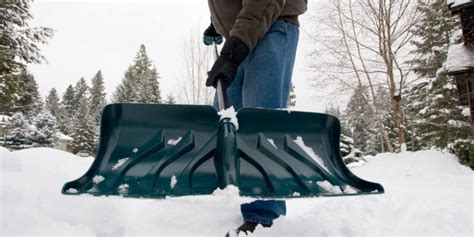 How To Choose The Right Snow Shovel | EverythingBackyard.net