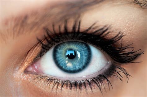 10 Great Reasons to Try Colored Contact Lenses | PerfectLensWorld