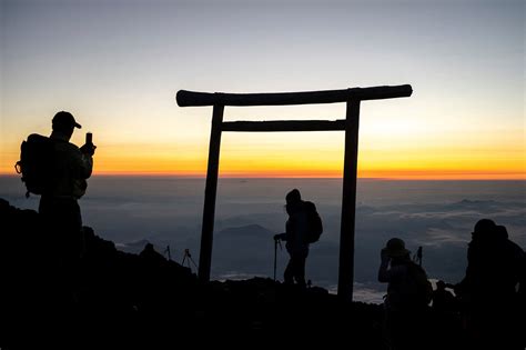 Spectacular sunrise above clouds at Japan's sacred Mount Fuji | Daily Sabah