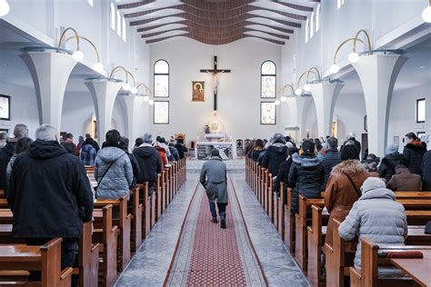 Detail Gambar Orang Berdoa Di Gereja Koleksi Nomer 17