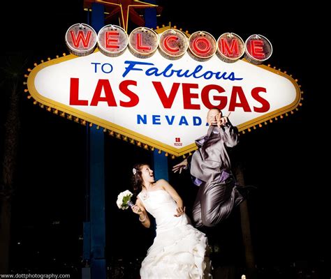 Las Vegas sign Vegas wedding | Vegas wedding, Fun wedding, Wedding pics