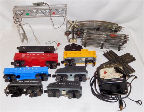 Lot - Vintage Lionel O Gauge Train Set w/ Cars, Track, Type 1034 Transformer, RR Crossing, Etc..