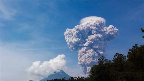 Strong explosion of Santa Maria volcano, Guatemala in pictures - Strange Sounds