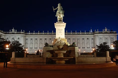 File:Madrid Royal Palace at Night.JPG