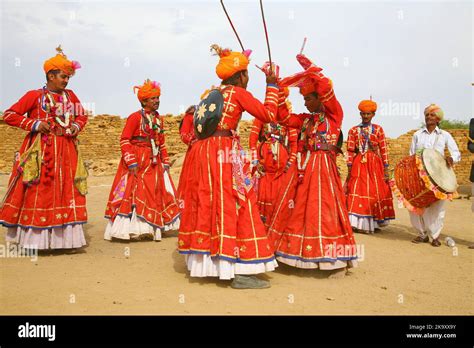 Traditional dance at Thar Desert Festival in Rajasthan, India Stock Photo - Alamy