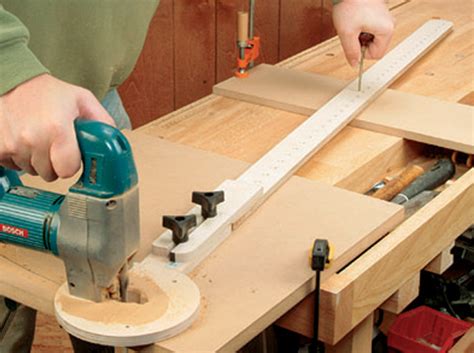 Cut circles with a router or jigsaw | Woodworking Jig Plans