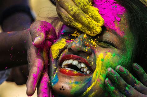 India erupts in colors as Hindus celebrate Holi - Los Angeles Times