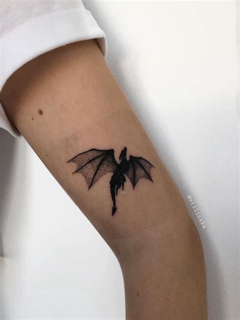 my dragon Tattoo 🐉 𝑖𝑛𝑠𝑡𝑎𝑔𝑟𝑎𝑚: 𝑠𝑡𝑖𝑙𝑖𝑛𝑠𝑘𝑎 | Small dragon tattoos, Baby dragon tattoo, Dragon tattoo