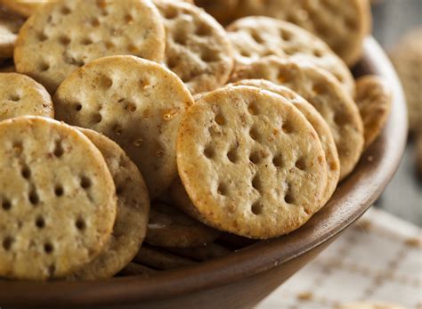 4 Best Gluten Free Crackers To Buy, Say Dietitians