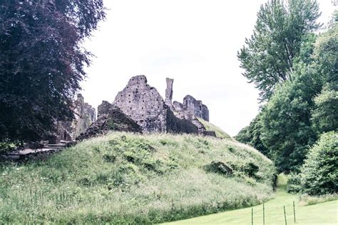 How to Visit Okehampton Castle: 1000 Year Old Fort in Devon | solosophie