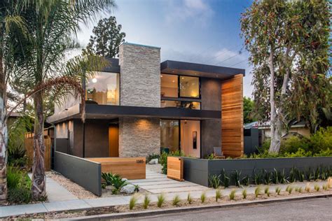 A new contemporary home arrives on this street in Venice, California ...