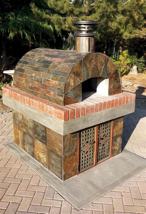 This beautiful wood-fired pizza oven was built with the Cortile Barile foam pizza oven kit. What ...