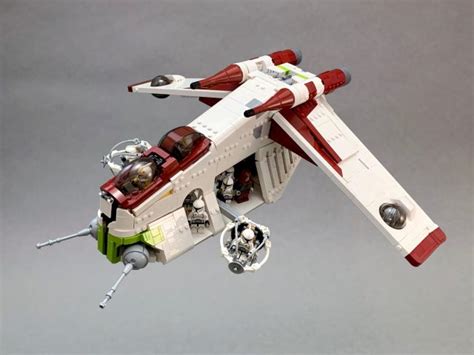 Wait, a not-grey Star Wars spaceship? - The Brothers Brick | The Brothers Brick