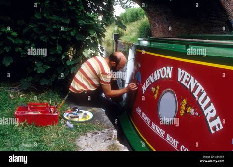 Canal boat painting hi-res stock photography and images - Alamy